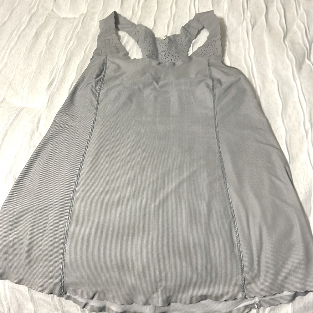 Lululemon super cute gray/white tank size 6